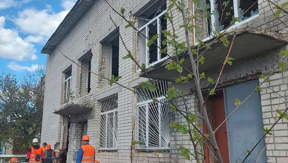 У Чернігові відновлюють пошкоджену бомбами станцію швидкої медичної допомоги