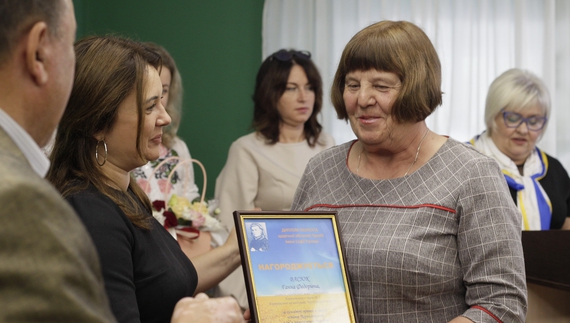 Напередодні Дня вчителя: кращі педагоги Чернігівщини отримали особливі відзнаки