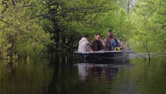 На Чернігівщині затопило дорогу - людей перевозять човном