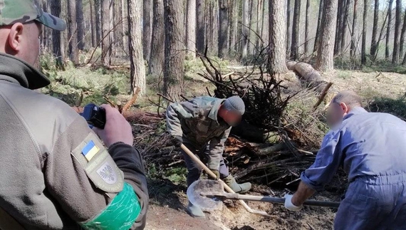 Вивіз та закопав тіла односельців у лісі: на Чернігівщині розкрито подвійне вбивство