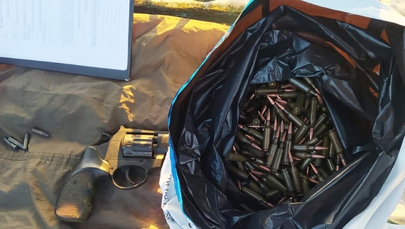 П'яний і без прав, але з повним багажником зброї і наркотиків: на Чернігівщині затримали 25-річного чоловіка