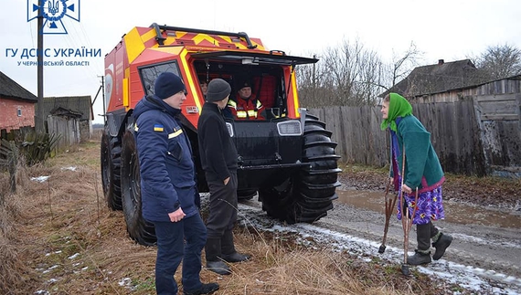 Рятувальники доставили продукти та ліки до підтоплених сіл – допоміг снігоболотохід «Богун»