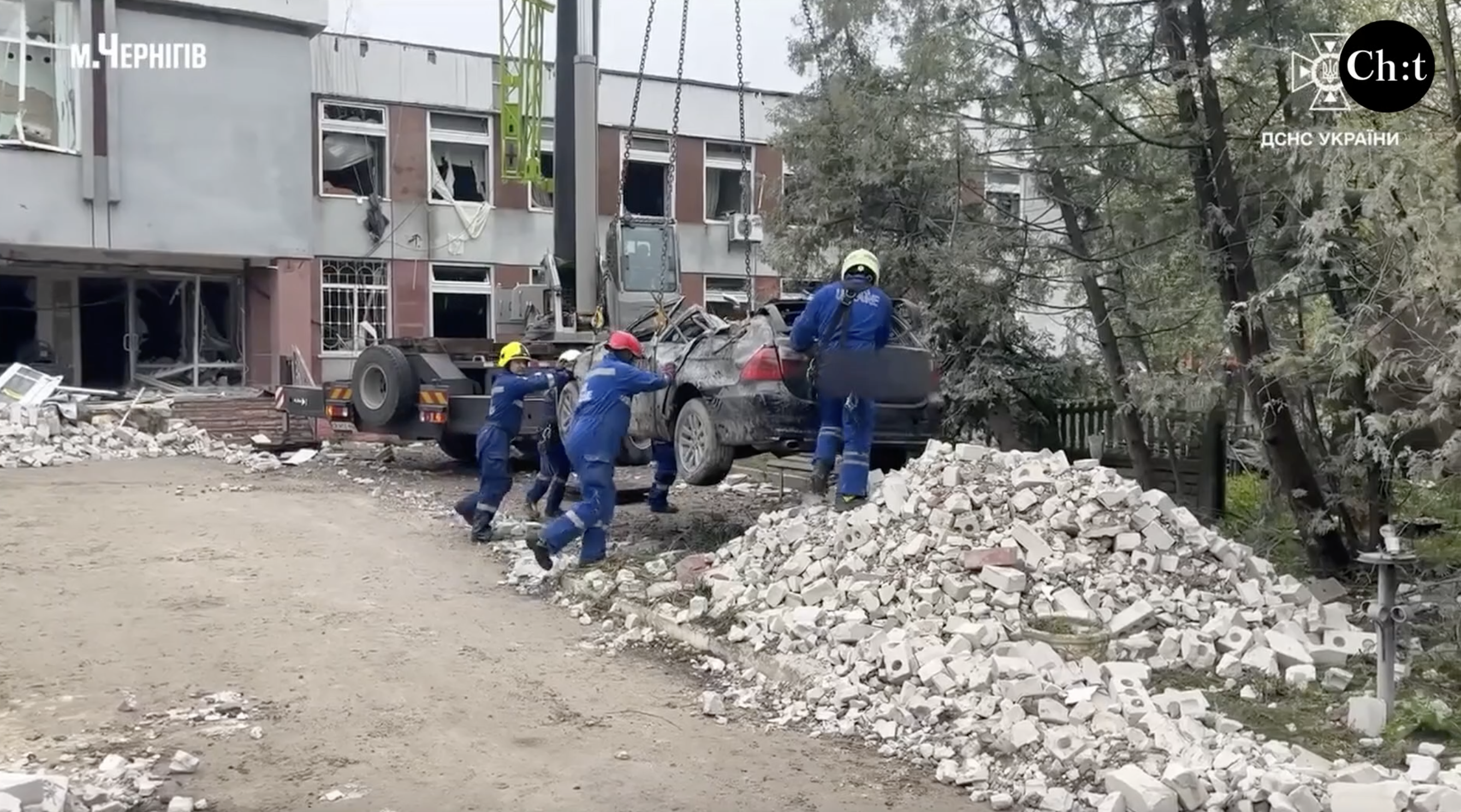 Рятувальники на місці ракетного удару, Чернігів, 17 квітня 2024 року