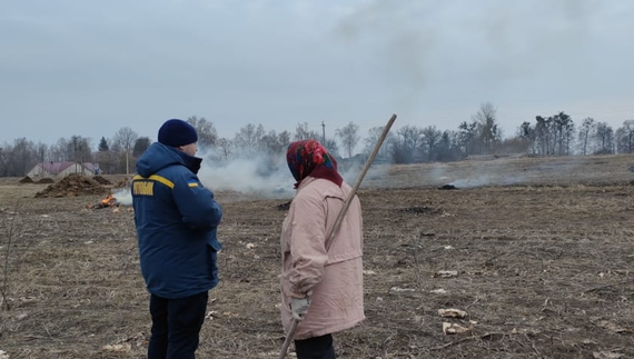 Місцеві палять суху траву на Корюківщині