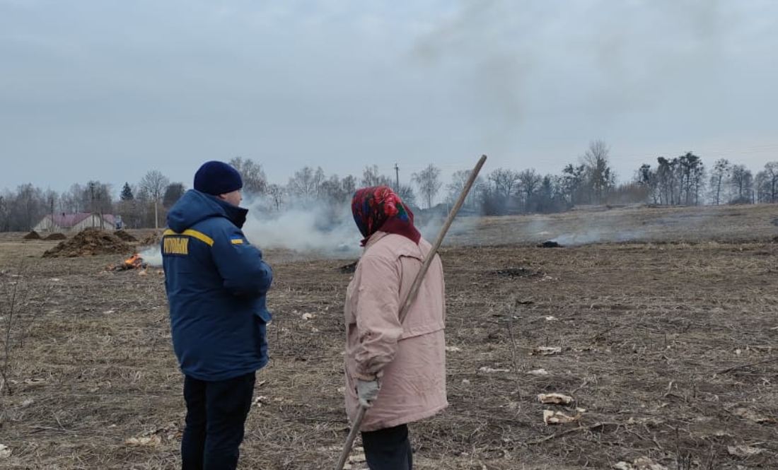 Місцеві палять суху траву на Корюківщині