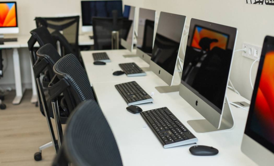 У чернігівському ліцеї відкрили кабінет інформатики з технікою Apple