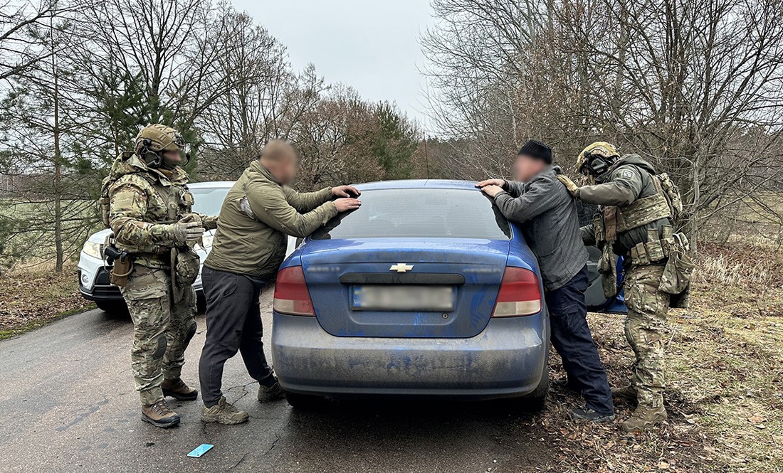 Розкрадали аеропорт та торгували зброєю: поліція затримала злочинне угруповання в Чернігові