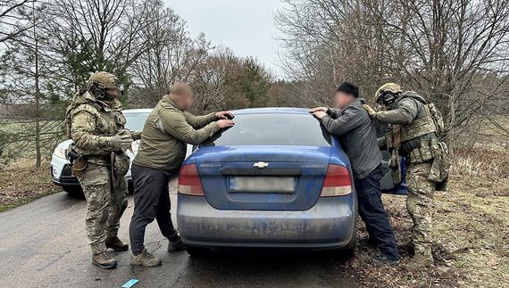 Розкрадали аеропорт та торгували зброєю: поліція затримала злочинне угруповання в Чернігові