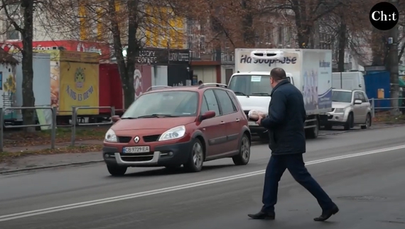 Пішоходи Чернігова упʼятеро менш дисципліновані за киян та решту сусідів