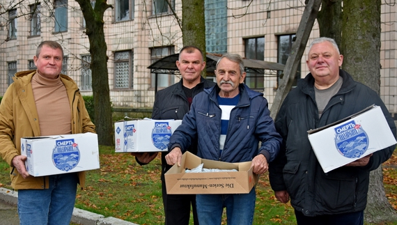 Старости з Коропської громади отримують засіб для боротьби з гризунами