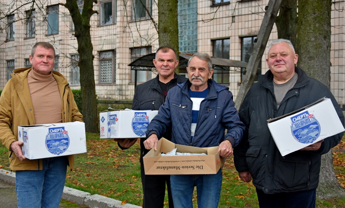 Старости з Коропської громади отримують засіб для боротьби з гризунами