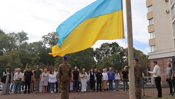 У Чернігові військовий і рятувальник у День прапора урочисто підняли український стяг