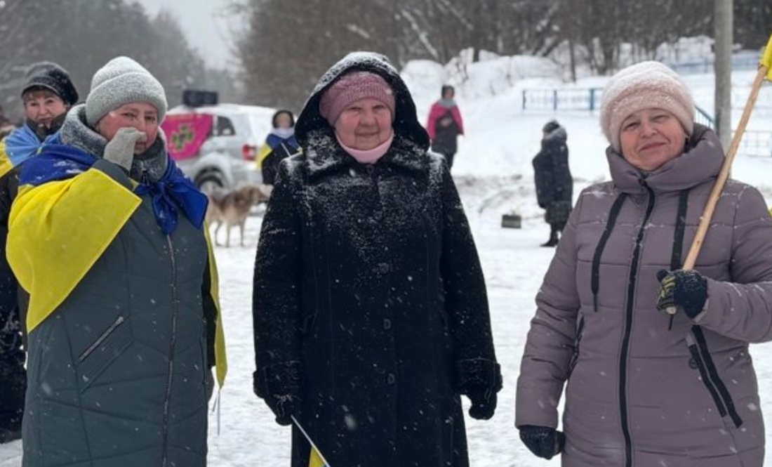 направо: Валентина Бастиль, Зінаїда Маркова і Тетяна Кожевнікова в Нових Яриловичах зустрічають  автобуси з полону