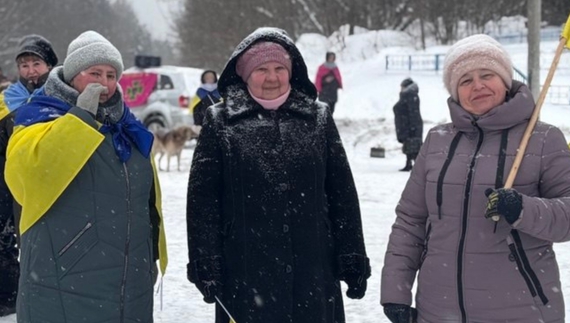 направо: Валентина Бастиль, Зінаїда Маркова і Тетяна Кожевнікова в Нових Яриловичах зустрічають  автобуси з полону