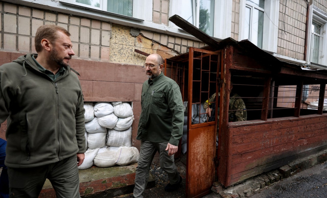 Прем'єр-міністру показали укриття в обласному педагогічному ліцеї у Чернігові