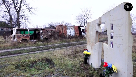 На місці досі стоять обгорілі машини.