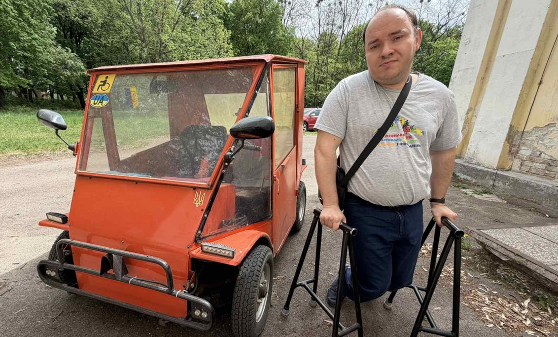 «Тарасомобіль»: директор будинку культури їздить авто, яке сконструював батько