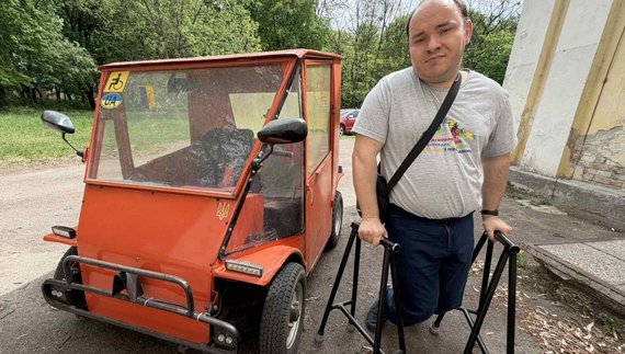 Тарас Тарасенко біля "Тарасомобіля", який змайстрував покійний батько
