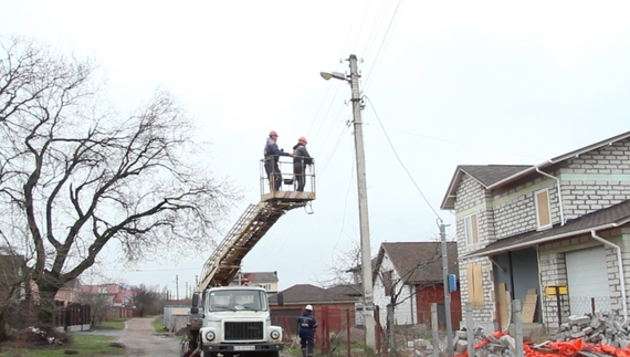 Працюють без вихідних і обідів: чернігівські енергетики відновлюють пошкоджені електромережі