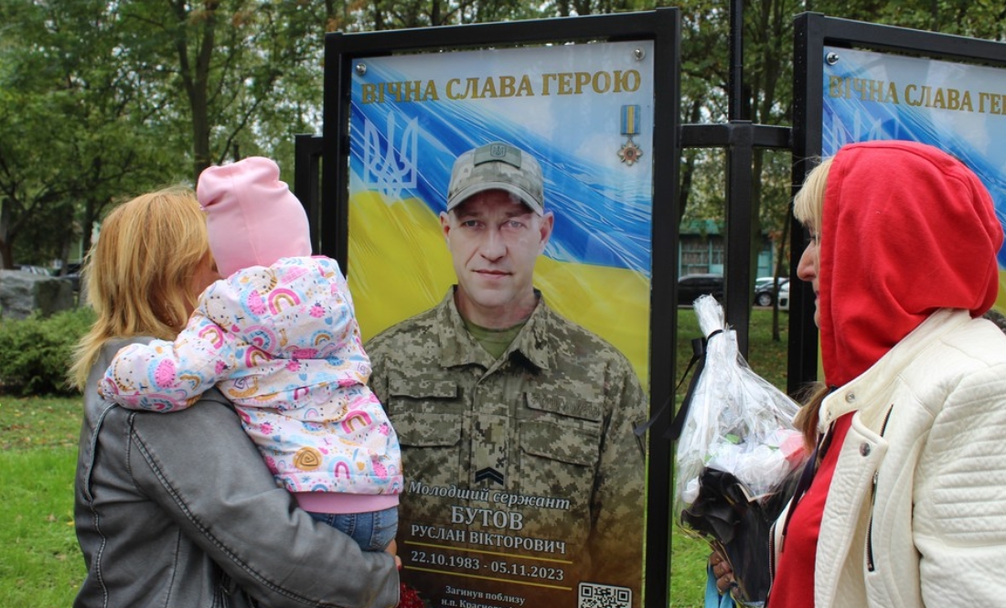 "Ми бачимо 44 світлини, за кожною – недописана історія": у громаді відкрили Алею слави