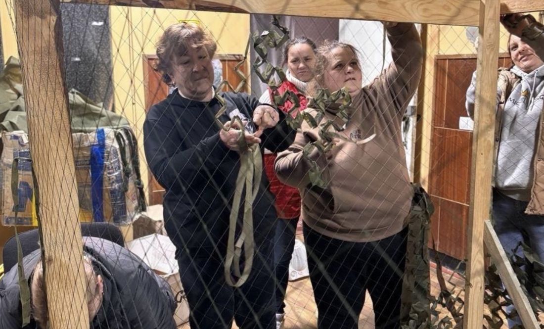 Четверо дітей та вісім онуків: переселенка з прикордоння плете сітки для ЗСУ