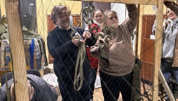 Четверо дітей та вісім онуків: переселенка з прикордоння плете сітки для ЗСУ