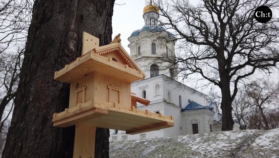 Нові годівнички вкриті фарбою з воском, що збереже їх від атмосферного впливу