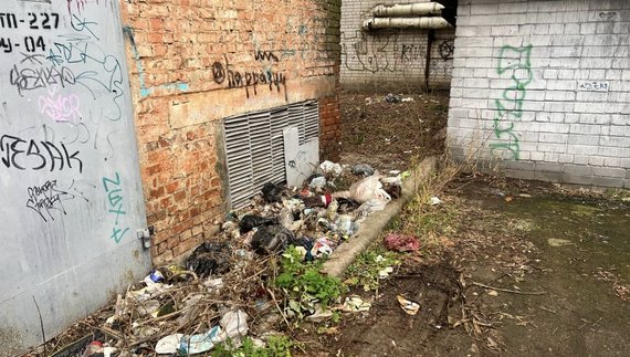 Чернігівці за зиму наскладали гори сміття під трансформатори. Фото АТ "Чернігівобленерго"