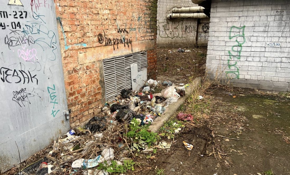 Чернігівці за зиму наскладали гори сміття під трансформатори. Фото АТ "Чернігівобленерго"