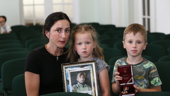 Родинам загиблих захисників з Чернігівщини передали посмертні нагороди