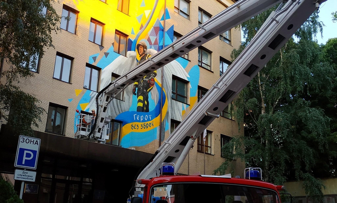 Чернігівець створив мурал на будівлі ДСНС