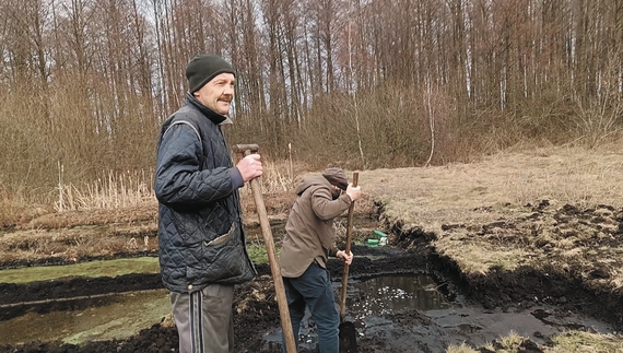 Віктор Біцай (зліва) добуває торф. Городнянська громада, Чернігівщина