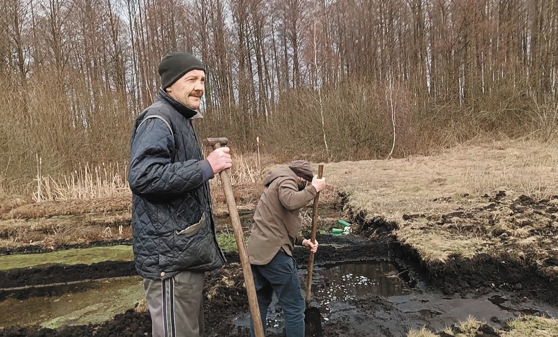 Віктор Біцай (зліва) добуває торф. Городнянська громада, Чернігівщина