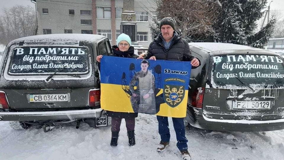 На Чернігівщині батьки загиблого воїна купили 2 автівки захисникам - на виплати