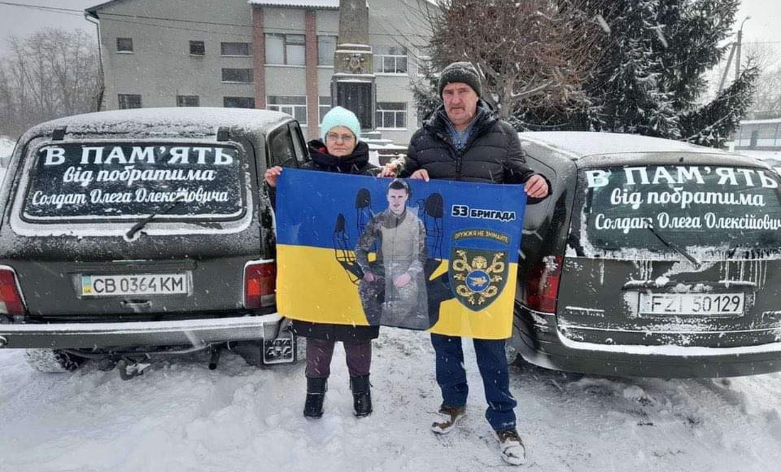 На Чернігівщині батьки загиблого воїна купили 2 автівки захисникам - на виплати