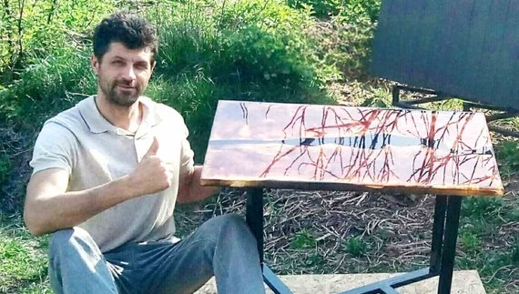 Сергій Бондарець зі столом з епоксидної смоли та дерева