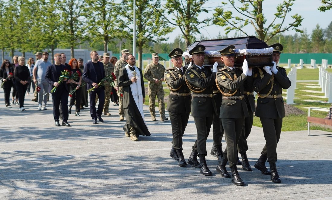 Ще 12 невідомих захисників поховали на Національному військовому меморіальному кладовищі