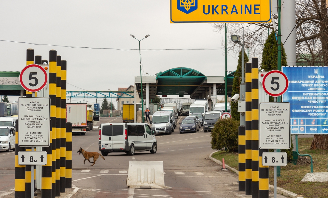 Запрацював митний безвіз, що відбувається на пунктах пропуску,  нове в перетині кордону військовими. Огляд за 16-31 жовтня