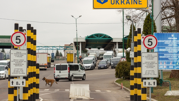 Запрацював митний безвіз, що відбувається на пунктах пропуску,  нове в перетині кордону військовими. Огляд за 16-31 жовтня