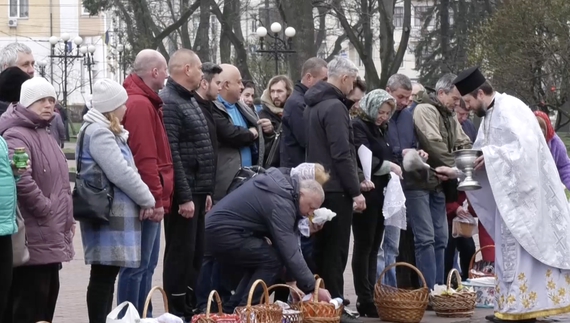 Добро переможе зло: чернігівці без страху прийшли до храмів освятити великодні кошики