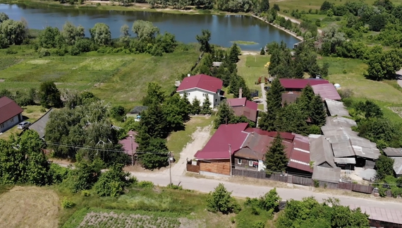 В Андріївці окупанти погрожували знищити село танками, тримали в заручниках старосту і пограбували базу відпочинку