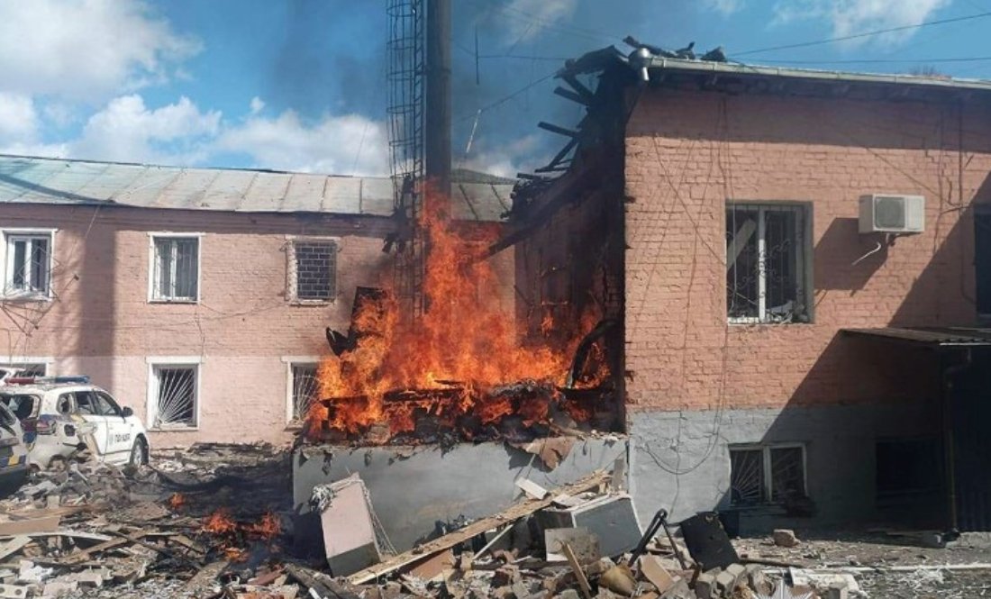 Горить райвідділ поліції: що відомо про удар по Прилуках