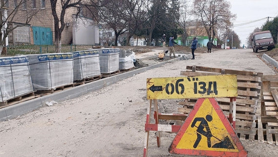 У Городні вирішили ремонтувати дорогу - поки є ще залишки військового ПДФО