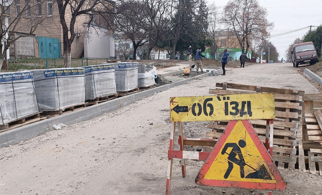 У Городні вирішили ремонтувати дорогу - поки є ще залишки військового ПДФО