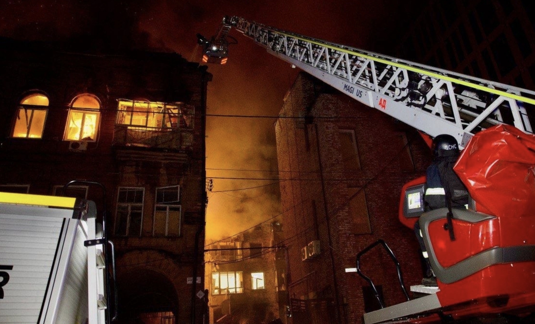 Пожежа у Дніпрі після обстрілу. 16 квітня 2026 року