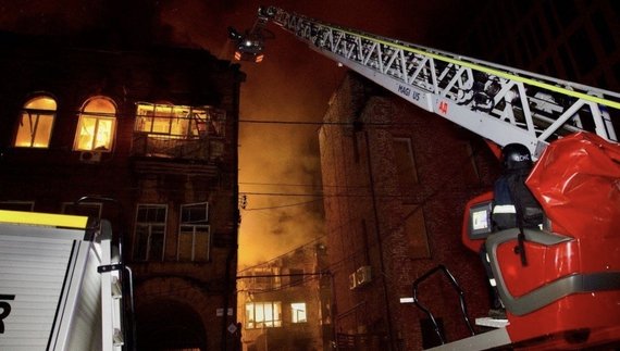 Пожежа у Дніпрі після обстрілу. 16 квітня 2026 року