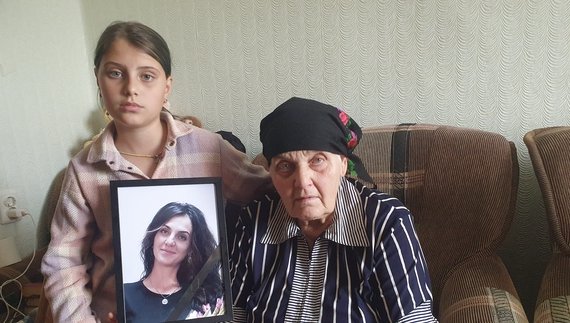 Поліна Коновал з бабусею Вірою Пилипівною. У руках тримає портрет загиблої матері Юлії Коновал