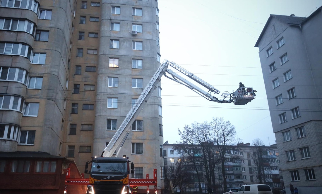 У Чернігові рятувальники випробовували підіймач-велетень