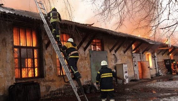 Масштабну пожежу у Чернігові гасили 40 рятувальників більше 5 годин