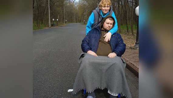 Снайпер поцілив у голову: чоловік заново учився сидіти, ходити й говорити